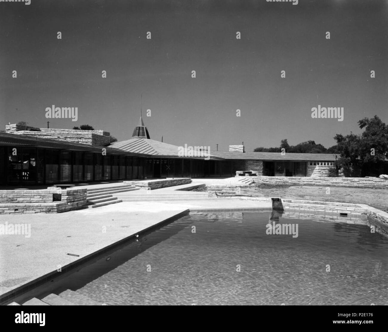 . Titolo: [vista piscina di Giovanni Gillin's house progettata da Frank Lloyd Wright] Creatore: Richie, Robert Yarnall (1908-1984) Data: Ottobre 3, 1957 parte del: Robert Yarnall Richie fotografie Descrizione fisica: 1 negativo: film; 12.4 x 17.6 cm. File: ag1982 0234 4523] 1 piscina opt.jpg diritti: si prega di citare il Southern Methodist University, Università Centrale Librerie Libreria di DeGolyer quando si utilizza questo file immagine. Una elevata qualità di versione di questo file può essere ottenuto per un canone contattando degolyer@smu.edu. Per ulteriori informazioni, vedere: Vista digitalcollections.smu.edu/u?/ryr,101 Robert Yarnall Richie foto Foto Stock