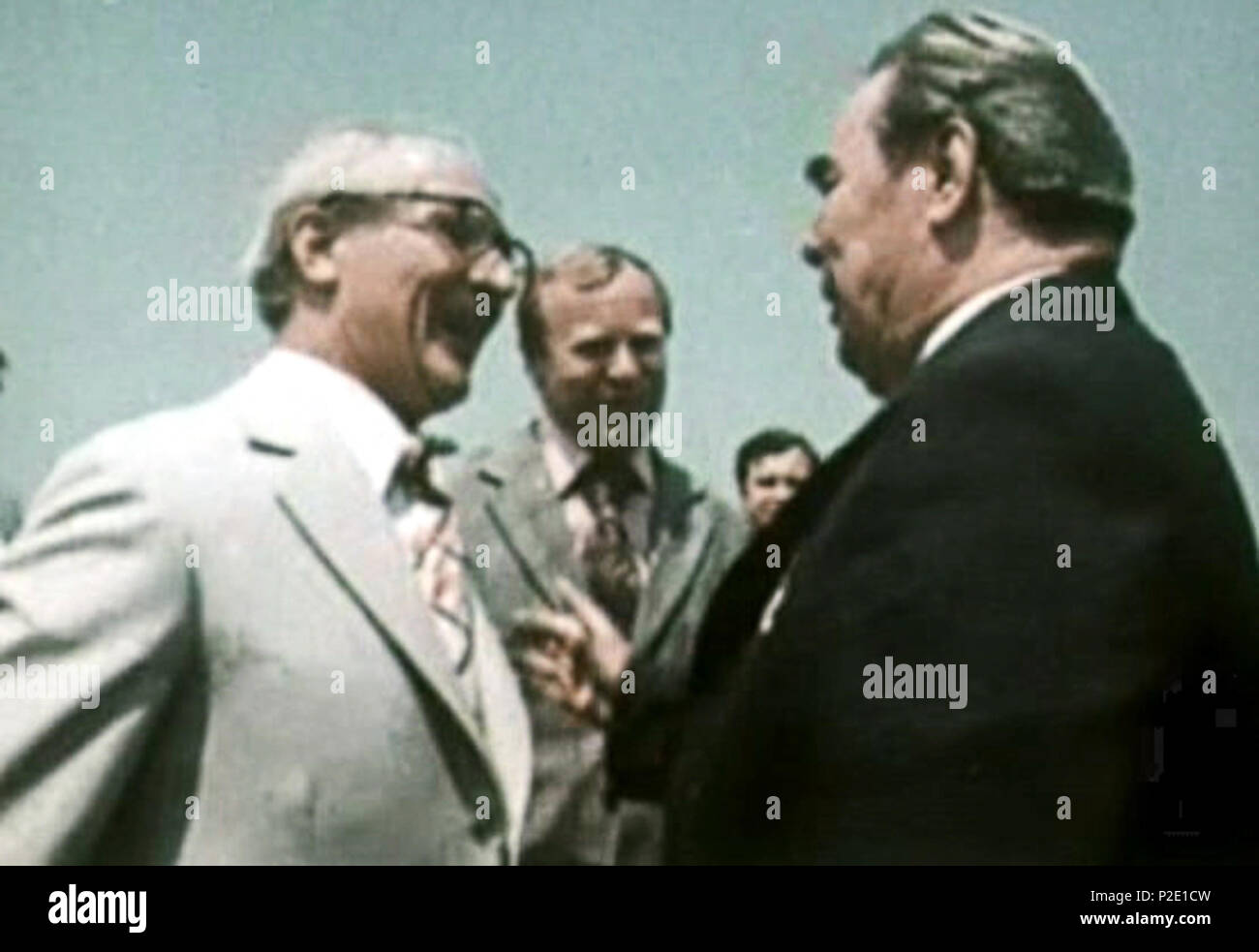 . Inglese: Erich Honecker incontra Leonid Brezhnev Deutsch: Erich Honecker (* 1912 † 1994), Erster bzw. Generalsekretär des Zentralkomitees der Sozialistischen Einheitspartei Deutschlands und Vorsitzender des Staatsrates der Deutschen Demokaratischen Republik trifft Leonid Brezhnev (* 1906 † 1982), Erster bzw. Generalsekretär des Zentralkomitees der Kommunistischen Partei der Sowjetunion und Vorsitzender des Präsidiums des Oberste Sowjets der Union der Sozialistischen Sowjetrepubliken . www.archive.org 25 Honecker 1 Foto Stock