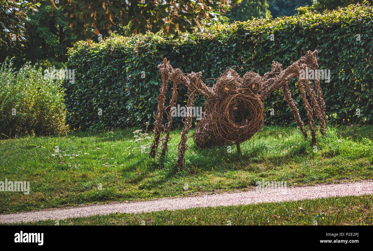 Il ragno enorme di legno in un giardino alla francese Foto Stock