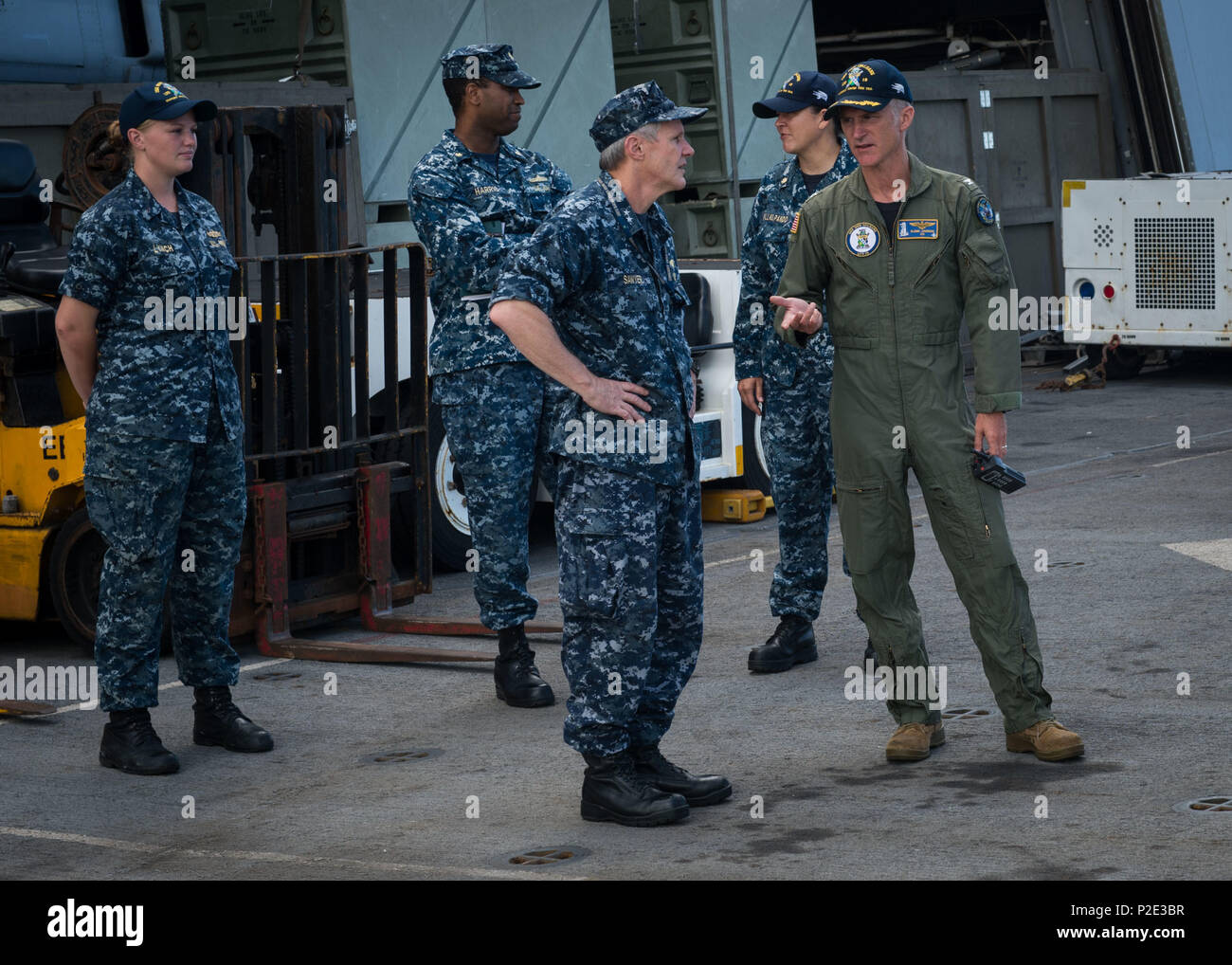 160901-N-GR718-018 PEARL HARBOR (sett. 1, 2016) Capt. Glenn Jamison, comandante del trasporto anfibio dock nave USS New Orleans (LPD 18), parla con posteriore Adm. Phil Sawyer, Vice comandante, U.S. Flotta del Pacifico durante un tour della nave. USS New Orleans, parte del Boxer anfibio gruppo pronto, xiii Marine Expeditionary Unit team, è operativo negli Stati Uniti La terza area della flotta di operazioni.(STATI UNITI Foto di Marina di Massa lo specialista di comunicazione di terza classe Chelsea D. quotidianamente/ rilasciato) Foto Stock