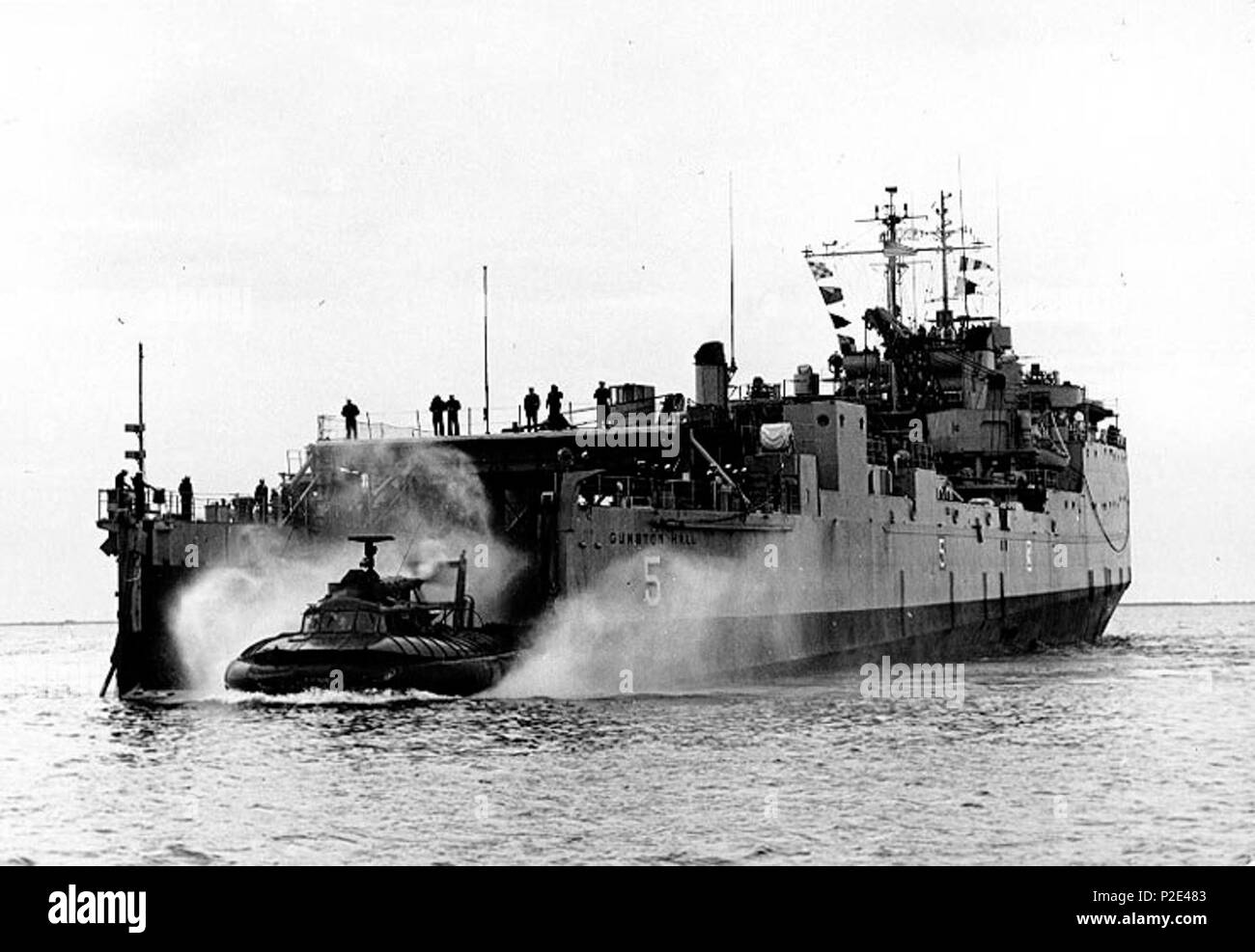 . Inglese: Una pattuglia cuscino d'aria veicolo (PACV) lascia USS Gunston Hall (LSD-5)'s ben coperta, probabilmente nelle vicinanze di San Diego, California (USA). Il PACVs aveva visto servizio sperimentale nel Vietnam del sud il fiume Mekong Delta. circa gennaio-febbraio 1967. US Navy 23 Gunston Hall;0096887 Foto Stock