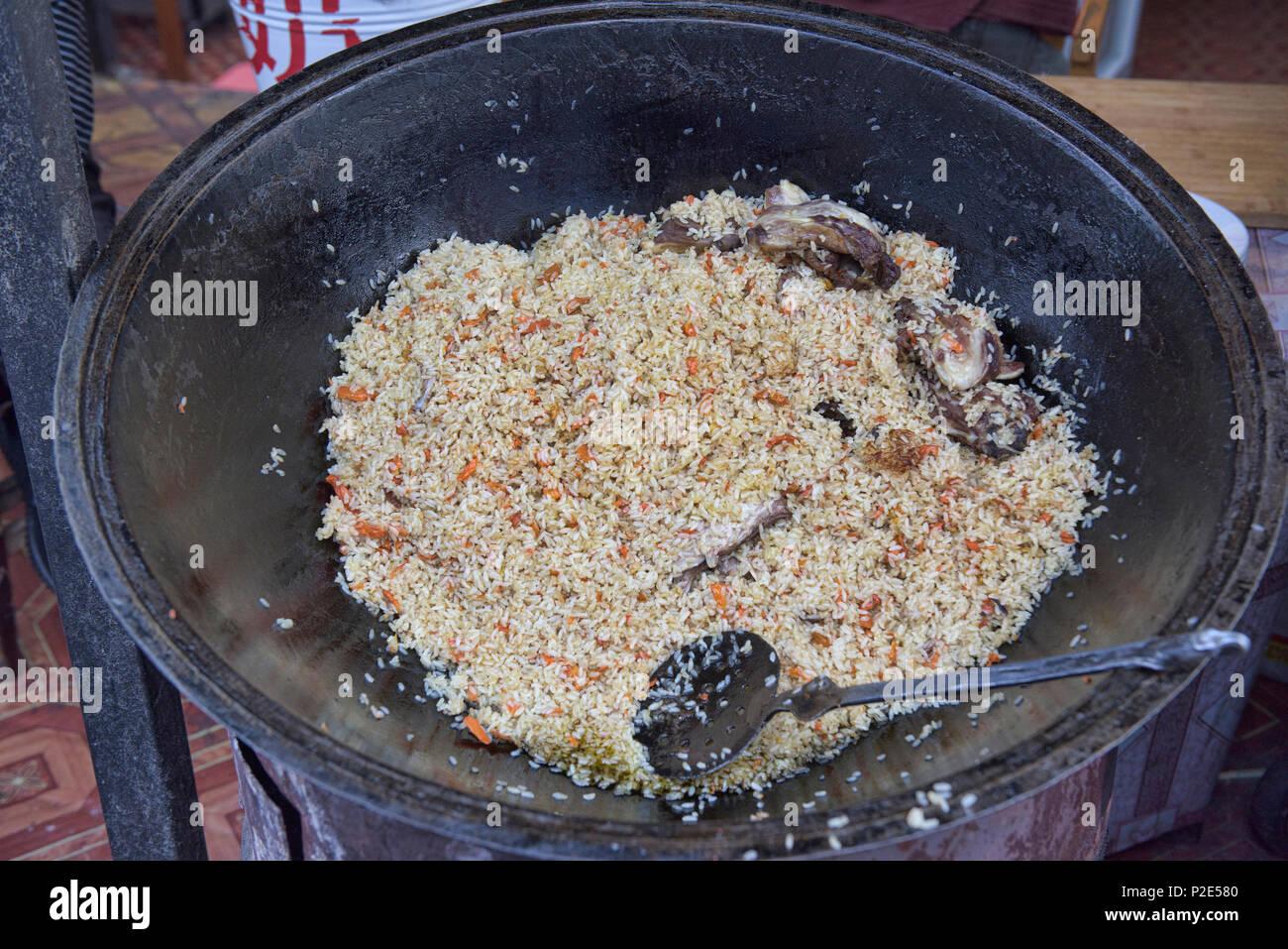 Uighur pollo (plov), carni di montone e di riso fritto, Buerjin, Cina Xinjiang, Cina Foto Stock