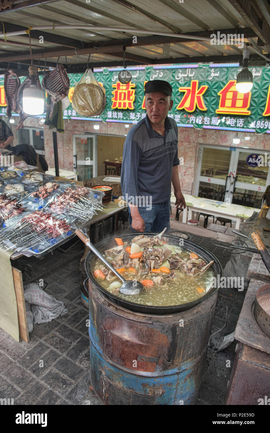 Uighur stufato di carne di montone, Buerjin, Cina Xinjiang, Cina Foto Stock
