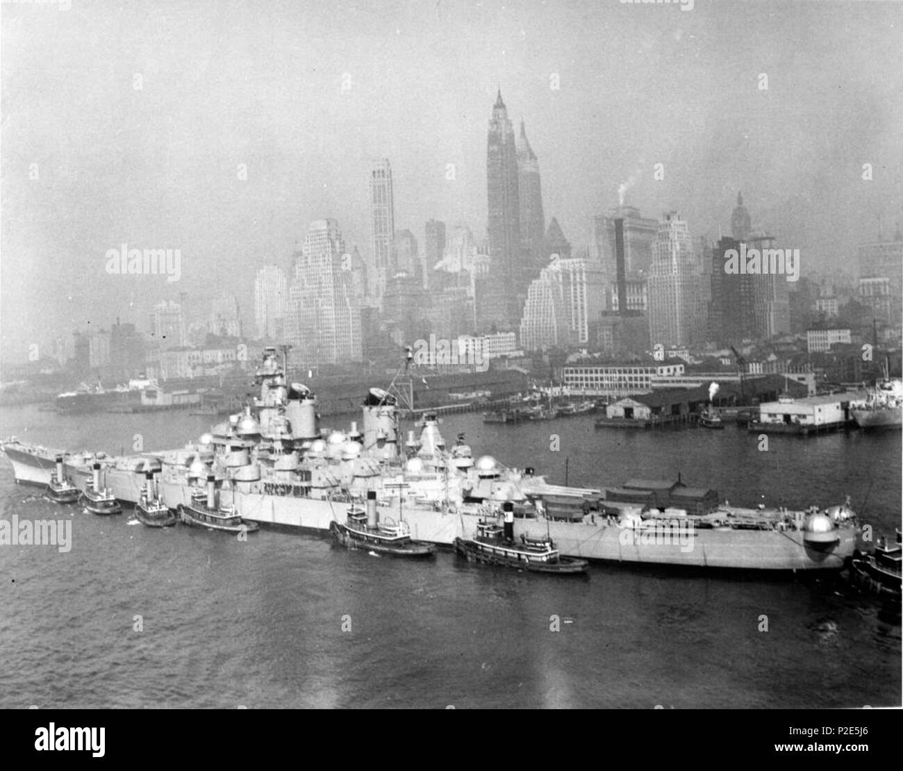 . Gli Stati Uniti Navy corazzata New Jersey (BB-62) è visto nei primi mesi del 1948 viene spostata da New York Navy Yard al New York Gruppo, Atlantico flotta di riserva in base a Bayonne, New Jersey. La nave è stata inattivata a New York Navy Yard, inizio il 18 ottobre 1947 ed è stato formalmente smantellata a Bayonne il 30 giugno 1948. 1948. USN 37 New Jesery smantellate (1948) Foto Stock