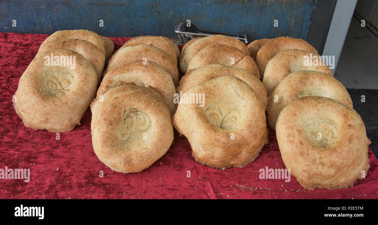 Pane appena sfornato nan, Uighur flatbread, Buerjin, Cina Xinjiang, Cina Foto Stock