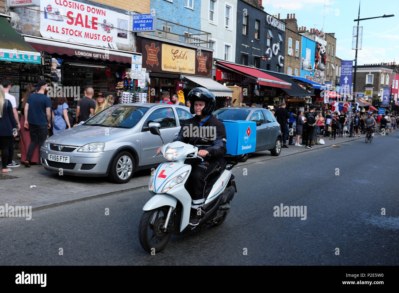 Domino pizza consegna ciclomotore, High Street, Camden Town, Camden, London, Regno Unito Foto Stock