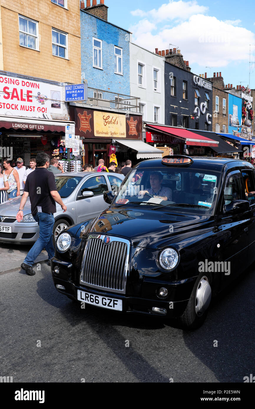 Taxi nel traffico su occupato alta shopping street, Camden Town, Camden, London, Regno Unito Foto Stock