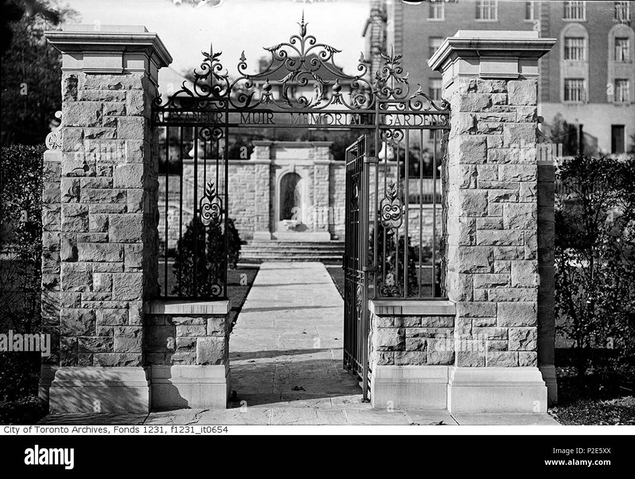 . Vecchio Alexander Muir Memorial Gardens cancelli. Vecchio Alexander Muir Memorial Gardens cancelli. Inglese: cancelli e monumento (fondo) presso la vecchia posizione del Alexander Muir Memorial Gardens di fronte al Yonge Street entrata a Mount Pleasant Cemetery in Toronto. 19 Ottobre 1935 38 Old Alexander Muir Memorial Gardens porte f1231 si0654 Foto Stock