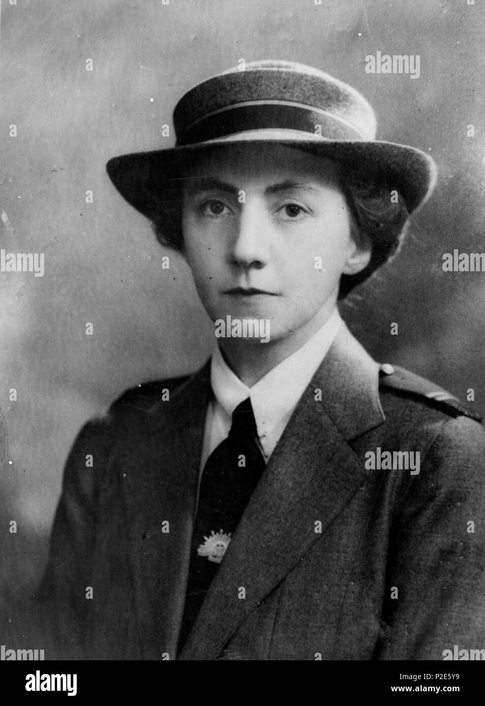 . Inglese: Olive Dorothy Paschke in uniforme, dalla biblioteca dello Stato di Victoria, Herald & Weekly Times Limited portrait collection. 1 gennaio 1942. Herald & Weekly Times. 38 OliveDorothyPaschke Foto Stock