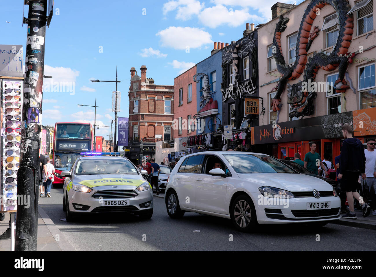 Auto della Polizia per partecipare a una chiamata, Camden Town, Camden, London, Regno Unito Foto Stock