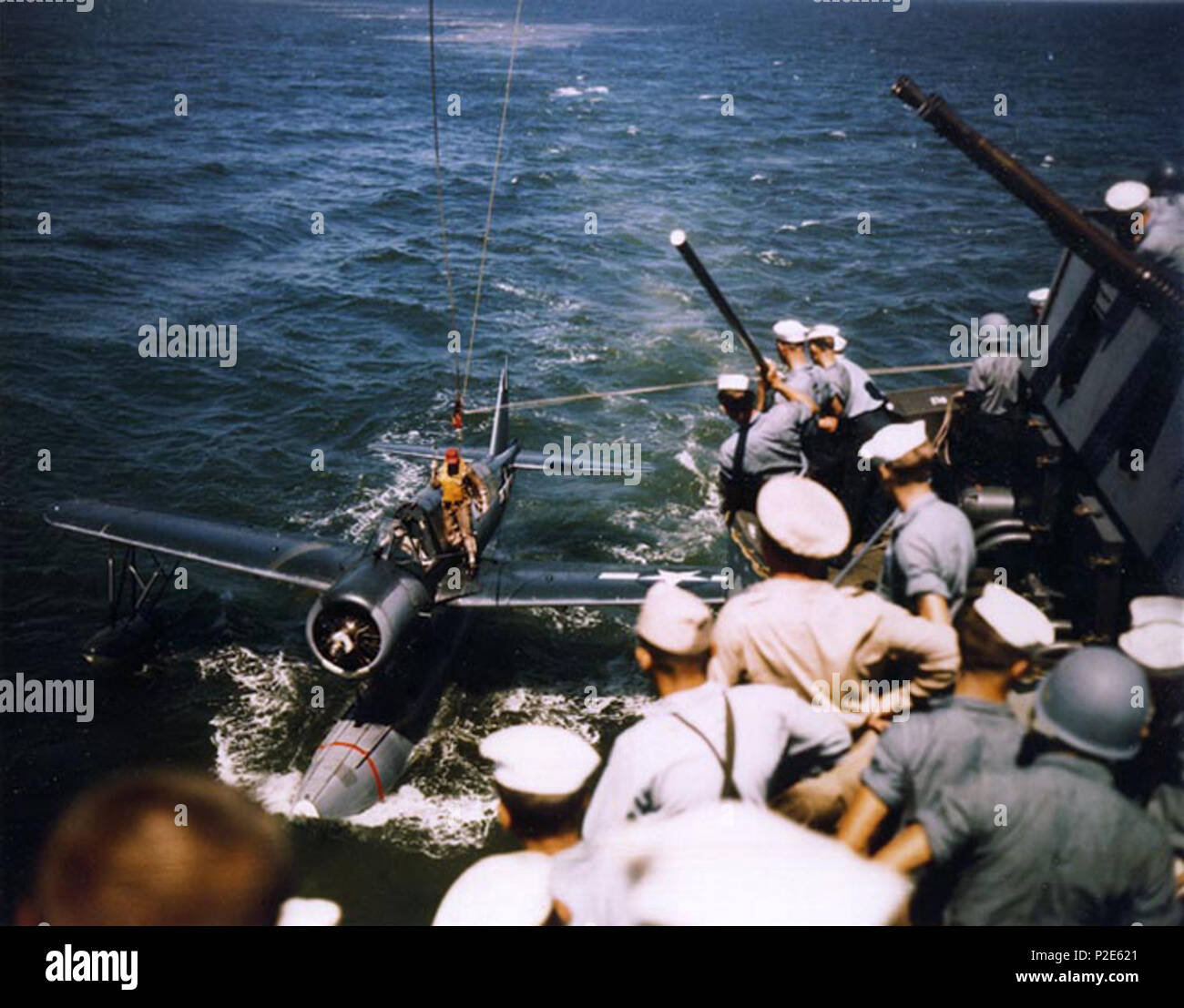 . Un Vought OS2U Kingfisher idrovolanti viene recuperato dalla U.S. Navy Corazzata USS Missouri (BB-63), durante il suo periodo di shakedown in estate di 1944. Estate 1944. USN 39 OS2U ritorna alla USS Missouri (BB-63) nel 1944 Foto Stock