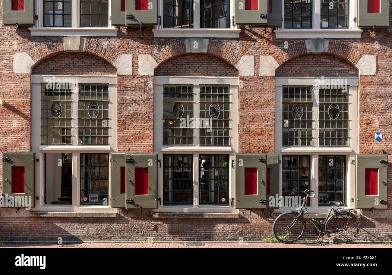 Le finestre e le persiane del XVII secolo la casa su Staalstraat, Amsterdam, Paesi Bassi Foto Stock