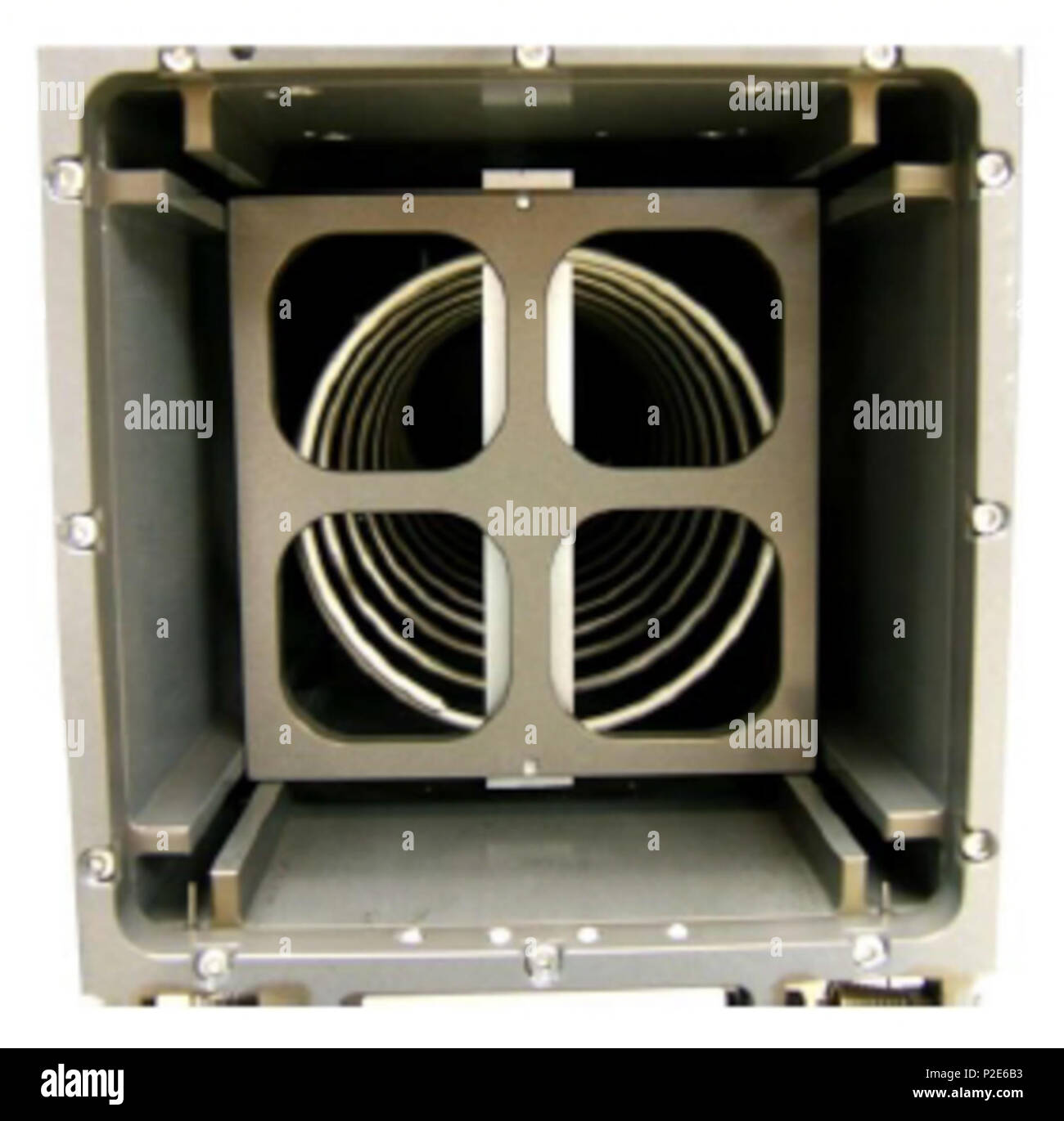 . Inglese: poli Picosatellite Deployer orbitale utilizzato per deployement di CubeSats. Vista dell'interno - il meccanismo a molla è visibile e le rotaie negli angoli in cui la slitta CubeSats. 7 dicembre 2013, 12:19:33. California Polytechnic State University 42 Poli Picosatellite Orbital Deployer - interno Foto Stock