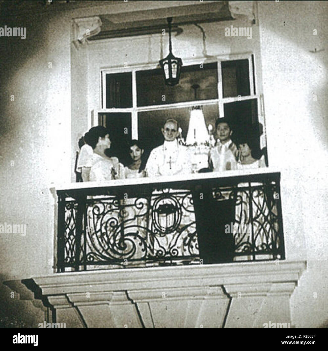 . Inglese: il Papa Paolo VI con il presidente Ferdinando E. Marcos sul balcone dell'ala nord del palazzo Malacañan. Il 27 novembre 1970. Malacañang Palace 42 Pope-Paul-VI-Malacanang Foto Stock