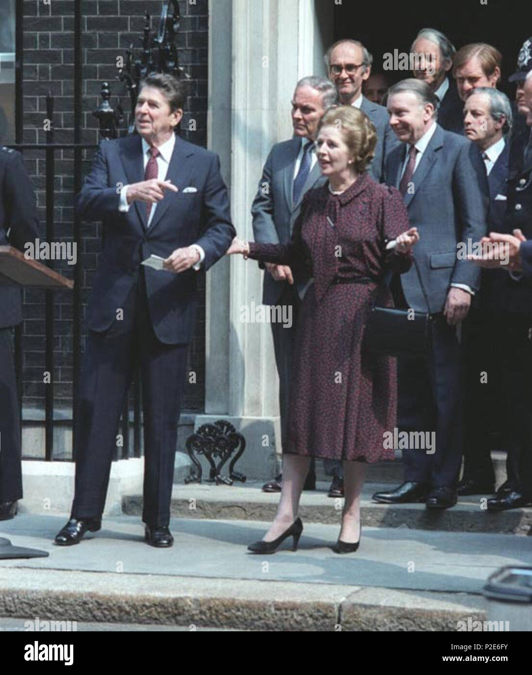 . Ronald Reagan incontro con il Primo Ministro Margaret Thatcher a 10 Downing Street a Londra, Inghilterra. Il 9 giugno 1982. 44 sconosciuto Reagan - Thatcher c8575-32un Foto Stock