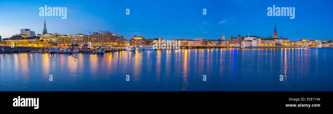 Panorama di Stoccolma Gamla Stan e cityscape skyline notturno di Stoccolma, Svezia. Foto Stock