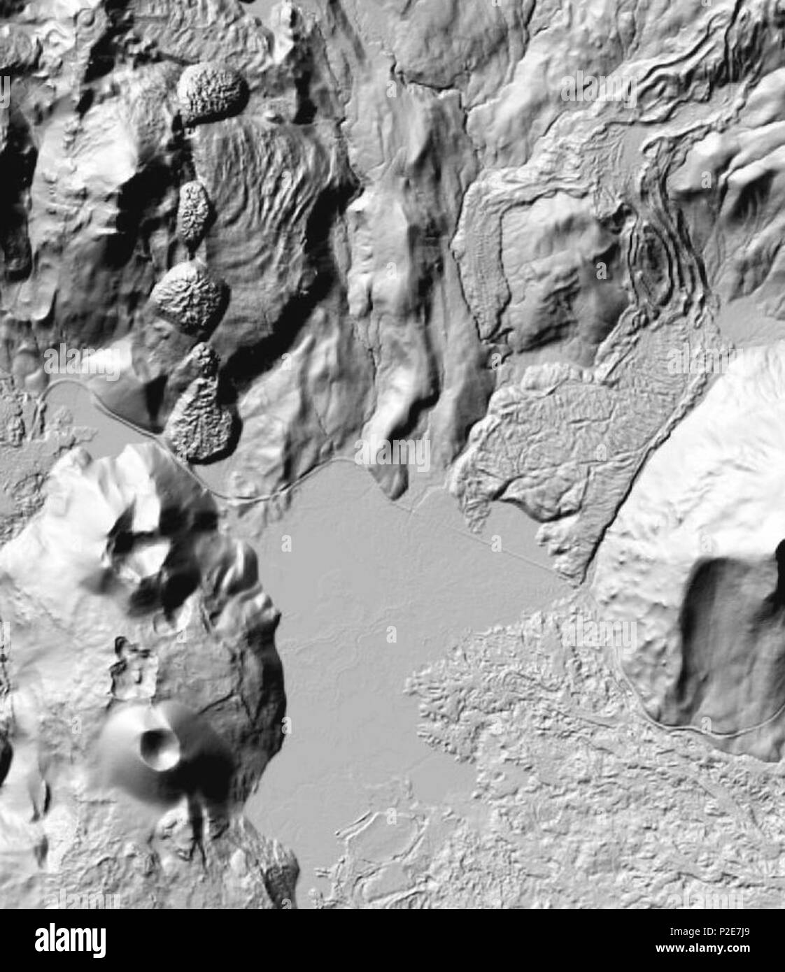 . Français : Capture Lidar du Lac scintille, au sud de Sud sorella, dans la Chaîne des tre sorelle, montrant les anciennes coulées de lave. La Cascata del percorso Autostrada dei Laghi passe au nord du lac. Il 30 aprile 2013, 18:03:32. Agenzia : DOGAMI attraverso OLC. Azienda : spartiacque Scienze. Punto di contatto : Ian Madin, DOGAMI (ian.madin a dogami.stato.o.us) 53 scintille Lago LIDAR Foto Stock