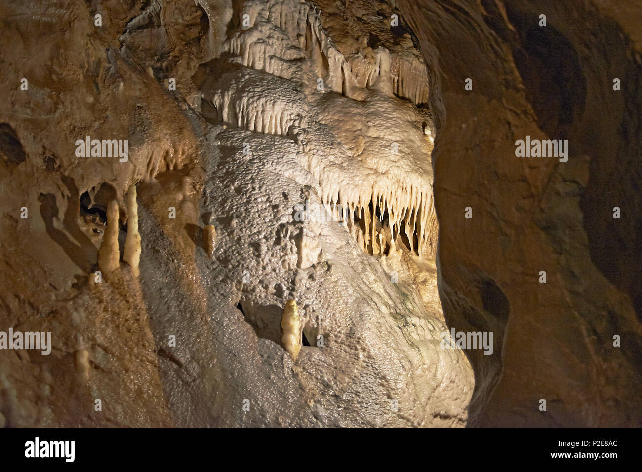 Uno sguardo all'interno delle grotte atta in Attendorn profondo sottosuolo con un sacco di calcare stalagmiti e stalagtites formazioni rocciose Foto Stock