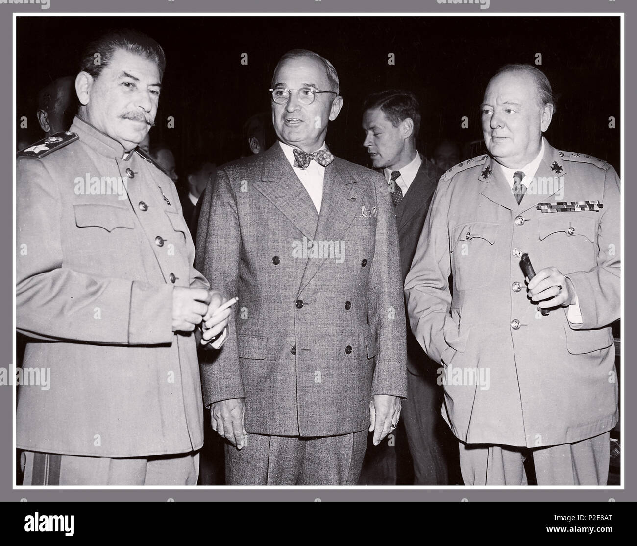 1945 Conferenza di Potsdam STALIN TRUMAN CHURCHILL la Conferenza di Potsdam è stato tenuto a Cecilienhof, la casa del principe ereditario Wilhelm, a Potsdam, Germania occupata dal 17 luglio al 2 agosto 1945. Tre Capi di governo dell'Unione sovietica, GLI STATI UNITI E IL REGNO UNITO i partecipanti erano l'Unione Sovietica, il Regno Unito e gli Stati Uniti, rappresentato dal Segretario Generale del Partito Comunista Joseph Stalin, il presidente Harry Truman e il Primo Ministro Winston Churchill Foto Stock