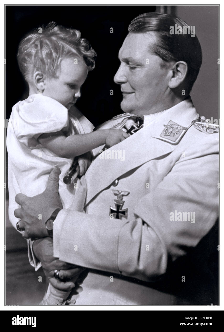 HERMANN GOERING Portrait paterno d'epoca Edda Goering, neonato degli anni 30, con il padre in uniforme Hermann Goering, capo della Luftwaffe nazista di Berlino 1938 Foto Stock