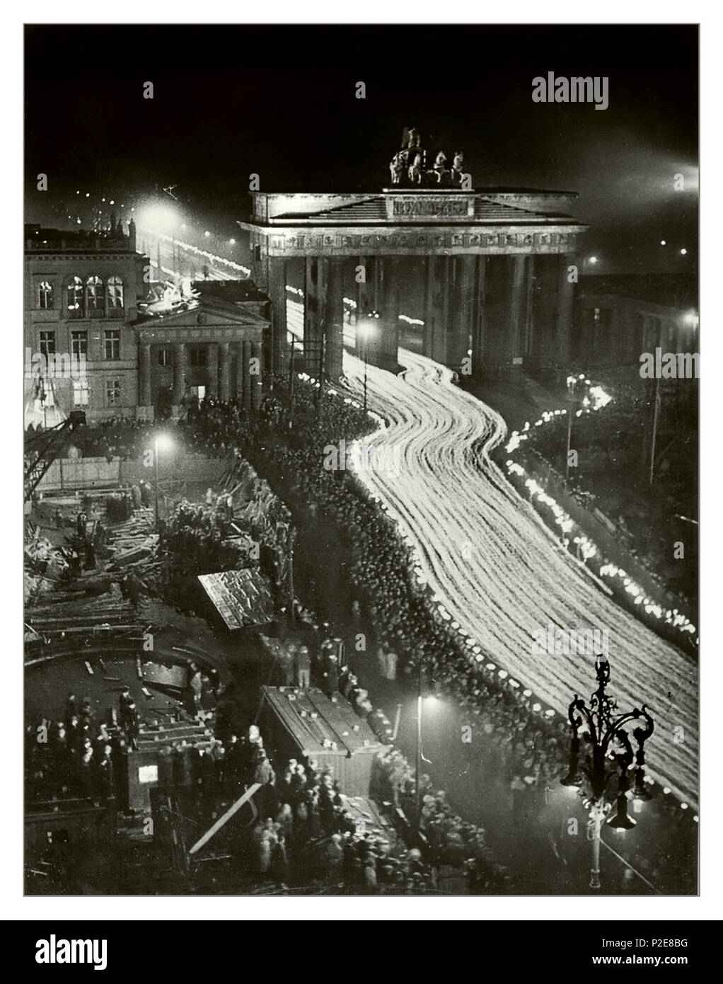 1936 Berlino nazista parata notturna fiaccolata in occasione del terzo anniversario della nomina di Adolf Hitler come cancelliere, il socialismo nazionale organizzato una processione aux flambeaux che era per commemorare il rally di tre anni prima. 'La processione trionfale attraverso la Porta di Brandeburgo come il 30 gennaio 1933" è stato il titolo per questa fotografia nella gazzetta NSDAP NAZI Volkischer Beobachter giornale, il 31 gennaio 1936. Foto Stock
