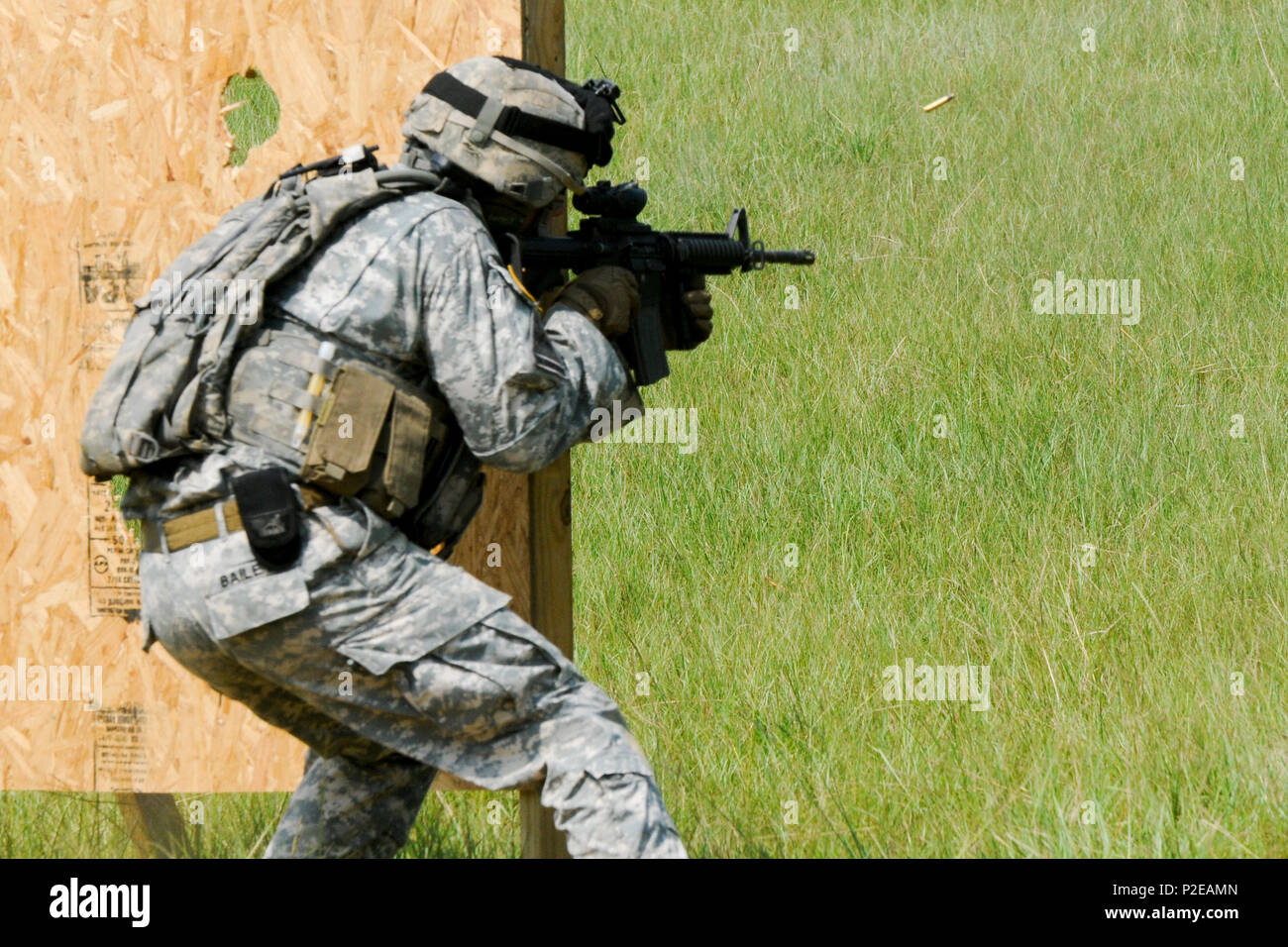 Stati Uniti Il personale dell'esercito Sgt. Nathan Bailey, Bravo Company, 4° Battaglione, 118a Reggimento di Fanteria leader di squadra, conduce riflessivo di formazione antincendio a Fort Jackson, Carolina del Sud, sabato 7 settembre 10, 2016. (U.S. Esercito nazionale Guard Photo by Staff Sgt. Kevin Pickering, 108th Affari pubblici distacco) Foto Stock