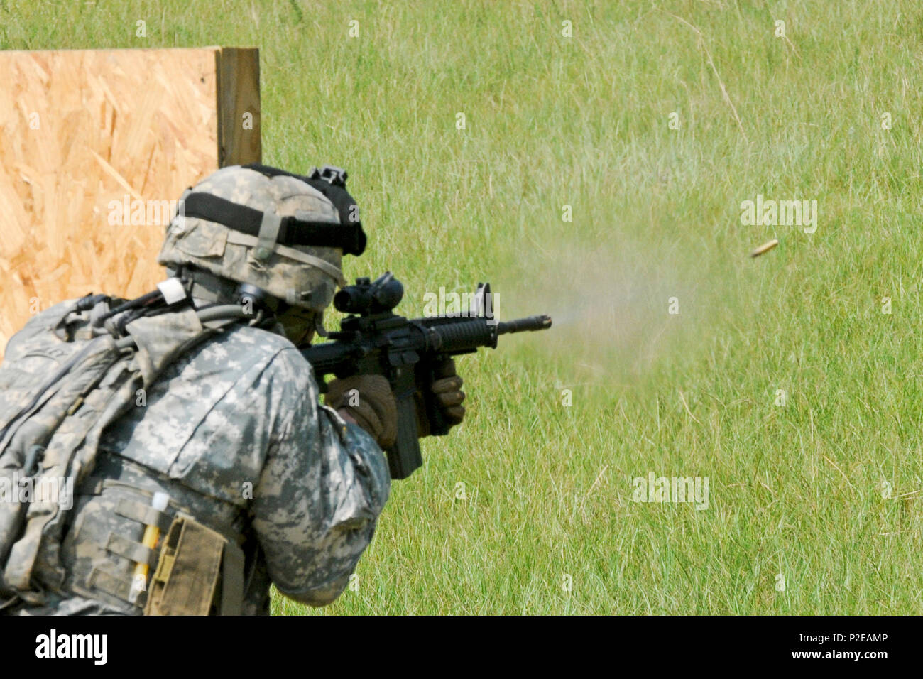 Stati Uniti Il personale dell'esercito Sgt. Nathan Bailey, Bravo Company, 4° Battaglione, 118a Reggimento di Fanteria leader di squadra, conduce riflessivo di formazione antincendio a Fort Jackson, Carolina del Sud, sabato 7 settembre 10, 2016. (U.S. Esercito nazionale Guard Photo by Staff Sgt. Kevin Pickering, 108th Affari pubblici distacco) Foto Stock