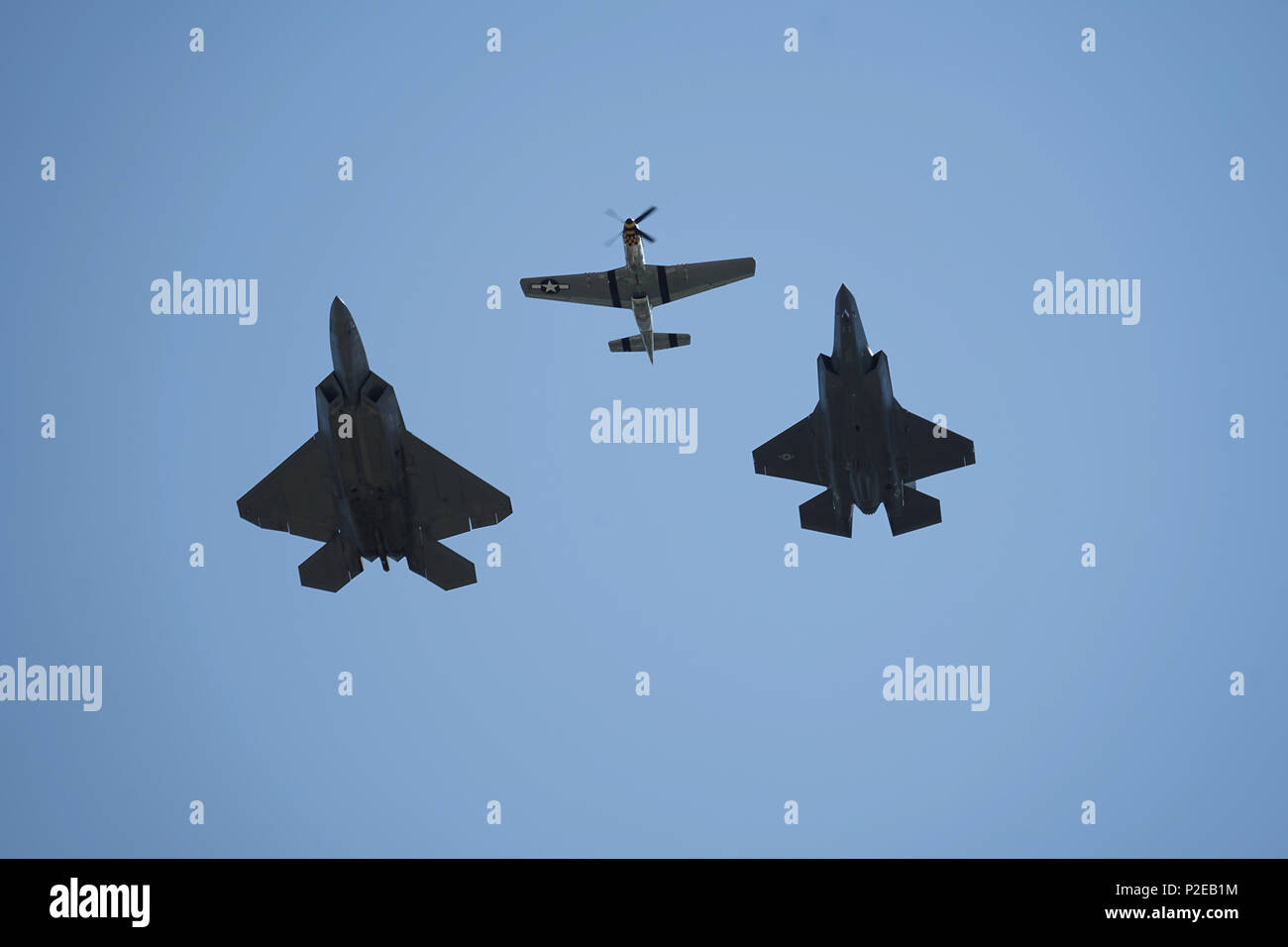 Un F-22 Raptor, P Mustang e F-35 Fulmine volare in unisono durante un U.S. Air Force Heritage Volo a Cleveland National Air Show, Sett. 4, 2016, Cleveland, Ohio. La Cleveland National Air Show è uno dei più antichi e stabilito air mostra nel paese a partire dal 1964, ed è nordest Ohio il più grande evento militare, presentazione di personale, attrezzature e delle opportunità offerte da tutti i rami del militare degli Stati Uniti per il servizio pubblico. (U.S. Air National Guard photo by Staff Sgt. Timothy MeskoReleased) Foto Stock