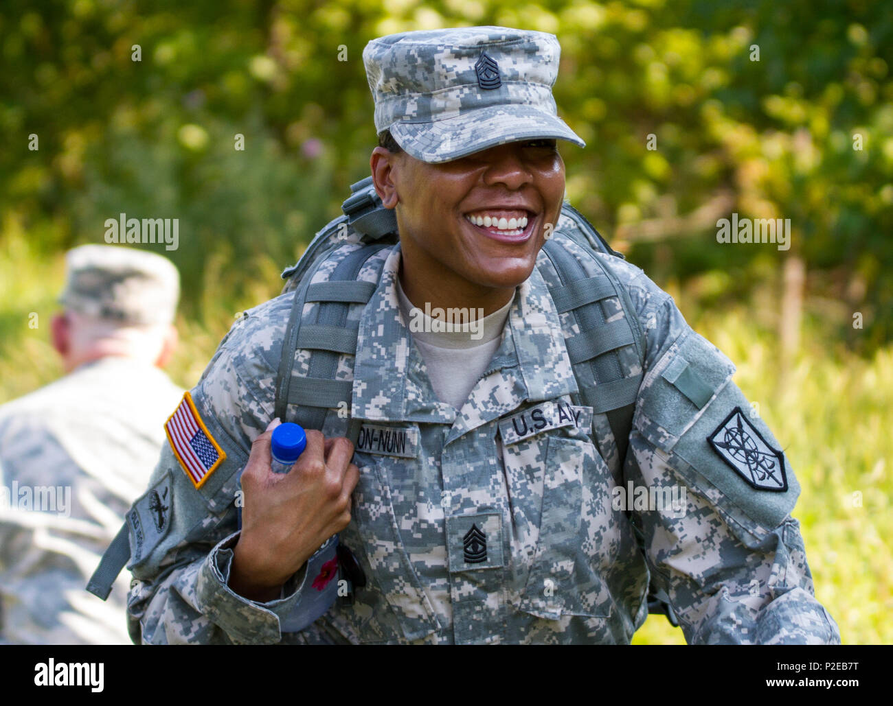 1st. Sgt. Tomeka Johnson, U.S. Esercito soldato di riserva e il senior leader arruolato per la società di sede con il duecentesimo della Polizia Militare comando, controlli sui soldati durante il guerriero esercito compito della formazione in Edgewood, Md., Sett. 10. Il corso di formazione incluso il far reagire ad una sostanza chimica, biologica, radiazioni e un attacco nucleare, movimento sotto il fuoco e la valutazione del rischio di scenari. (U.S. La riserva di esercito foto di Sgt. Jennifer Spiker) Foto Stock