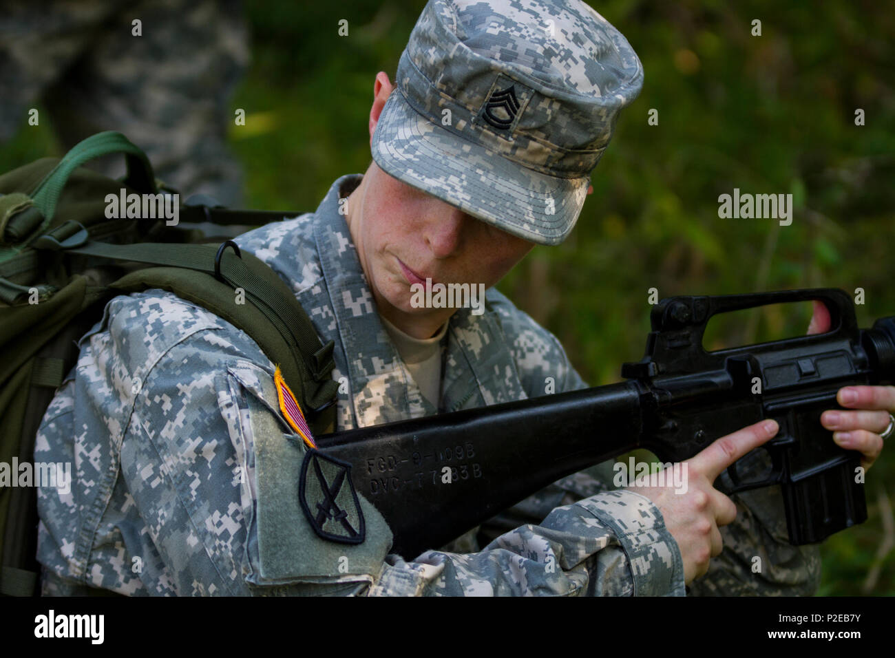 Sgt. 1st. Classe Jill Johnson, un funzionario di intelligence negli Stati Uniti La riserva di esercito con il duecentesimo della Polizia Militare il comando regola la sua arma durante l esercito guerriero compito della formazione in Edgewood, Md., Sett. 10. Il corso di formazione incluso il far reagire ad una sostanza chimica, biologica, radiazioni e un attacco nucleare, movimento sotto il fuoco e la valutazione del rischio di scenari. (U.S. La riserva di esercito foto di Sgt. Jennifer Spiker) Foto Stock