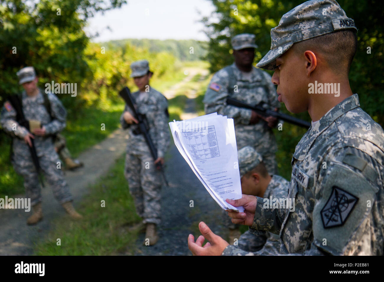 Stati Uniti La riserva di esercito di soldati provenienti da il duecentesimo della polizia militare hanno partecipato il comando dell'esercito guerriero compito della formazione in Edgewood, Md., Sett. 10, 2016. Il corso di formazione incluso il far reagire ad una sostanza chimica, biologica, radiazioni e un attacco nucleare, movimento sotto il fuoco e la valutazione del rischio di scenari. (U.S. La riserva di esercito foto di Sgt. Jennifer Spiker) Foto Stock