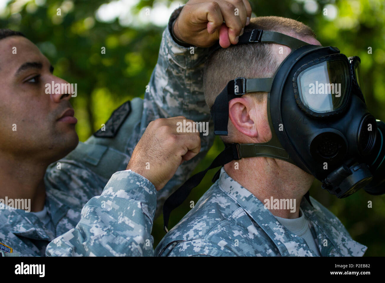 Stati Uniti La riserva di esercito di soldati provenienti da il duecentesimo della polizia militare hanno partecipato il comando dell'esercito guerriero compito della formazione in Edgewood, Md., Sett. 10, 2016. Il corso di formazione incluso il far reagire ad una sostanza chimica, biologica, radiazioni e un attacco nucleare, movimento sotto il fuoco e la valutazione del rischio di scenari. (U.S. La riserva di esercito foto di Sgt. Jennifer Spiker) Foto Stock