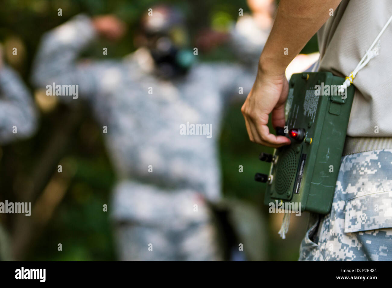 Stati Uniti La riserva di esercito di soldati provenienti da il duecentesimo della polizia militare hanno partecipato il comando dell'esercito guerriero compito della formazione in Edgewood, Md., Sett. 10, 2016. Il corso di formazione incluso il far reagire ad una sostanza chimica, biologica, radiazioni e un attacco nucleare, movimento sotto il fuoco e la valutazione del rischio di scenari. (U.S. La riserva di esercito foto di Sgt. Jennifer Spiker) Foto Stock