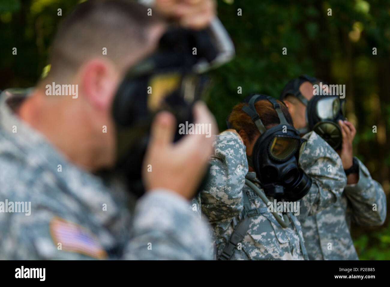 Stati Uniti La riserva di esercito di soldati provenienti da il duecentesimo della polizia militare hanno partecipato il comando dell'esercito guerriero compito della formazione in Edgewood, Md., Sett. 10, 2016. Il corso di formazione incluso il far reagire ad una sostanza chimica, biologica, radiazioni e un attacco nucleare, movimento sotto il fuoco e la valutazione del rischio di scenari. (U.S. La riserva di esercito foto di Sgt. Jennifer Spiker) Foto Stock