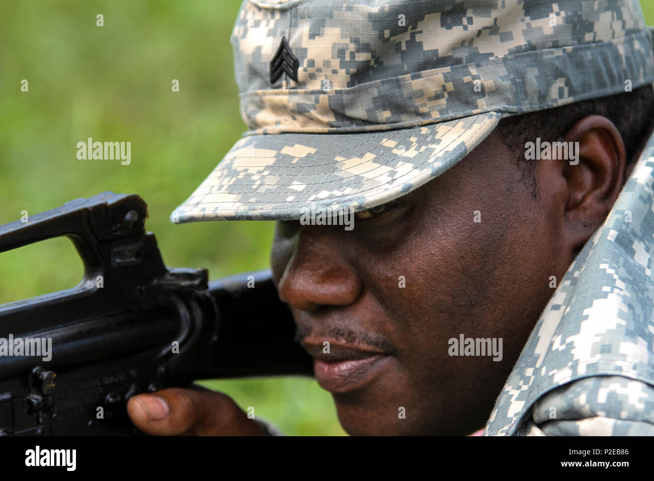 Sgt. Dean Mckenzie, un analista di bilancio negli Stati Uniti La riserva di esercito con il duecentesimo della Polizia Militare comando, reagisce al fuoco nemico in Guerriero esercito compito della formazione in Edgewood, Md., Sett. 10, 2016. Il corso di formazione incluso il far reagire ad una sostanza chimica, biologica, radiazioni e un attacco nucleare, movimento sotto il fuoco e la valutazione del rischio di scenari. (U.S. La riserva di esercito foto di Sgt. Jennifer Spiker) Foto Stock