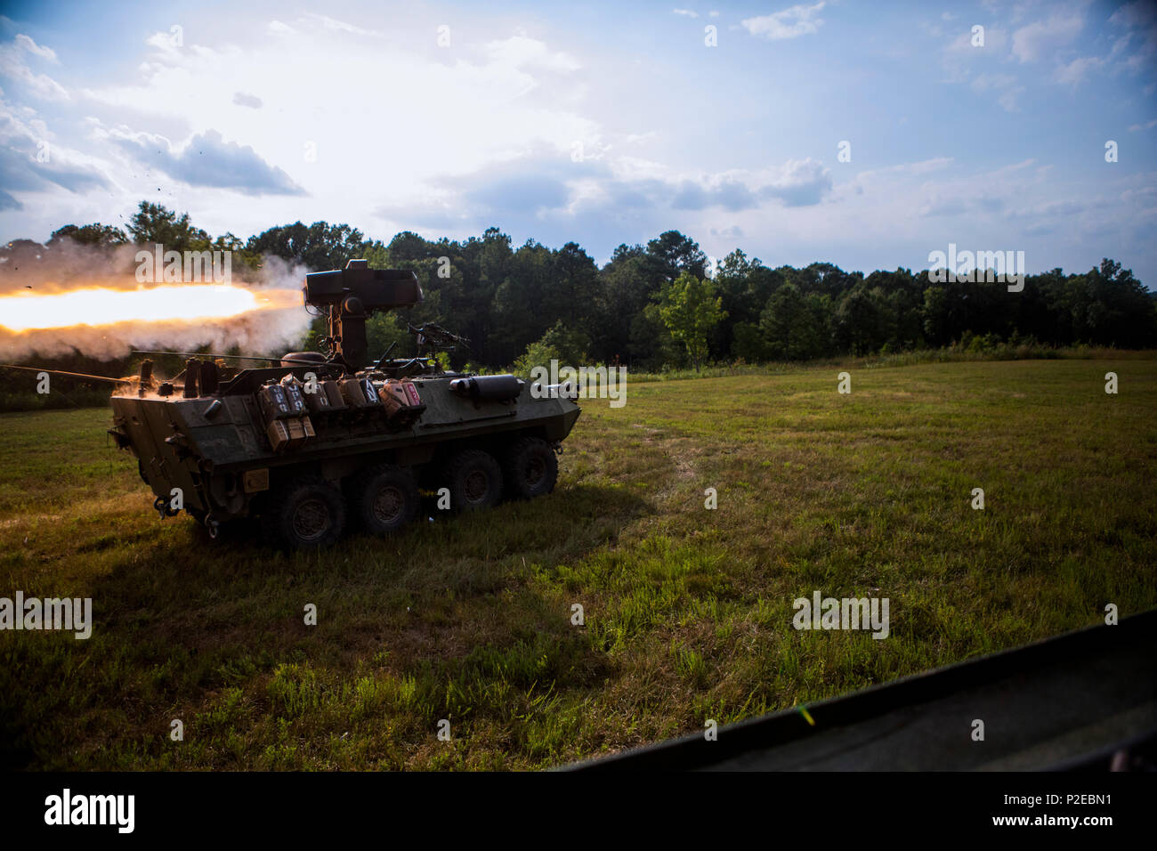Stati Uniti Marines con seconda luce corazzato battaglione di ricognizione, Bravo Company, seconda divisione Marine, condurre un live-fire tubo-lanciato cingolato otticamente, filo missili guidati (traino) variano da una luce veicolo blindato- serbatoio anti-missile vettore in corrispondenza di Ft. Pickett, Virginia, il 30 agosto 2016. I marines condotta live-fire esercizi per mantenere l'unità prontezza e competenza tattico. (U.S. Marine Corps foto di Sgt. Rebecca L. Floto, 2d MARDIV Combattere la fotocamera) Foto Stock