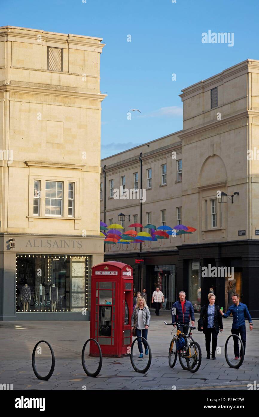 Regno Unito, Somerset county, bagno, giovani che passano di fronte a british phone booth nel centro commerciale e pedonale South Gate street Foto Stock