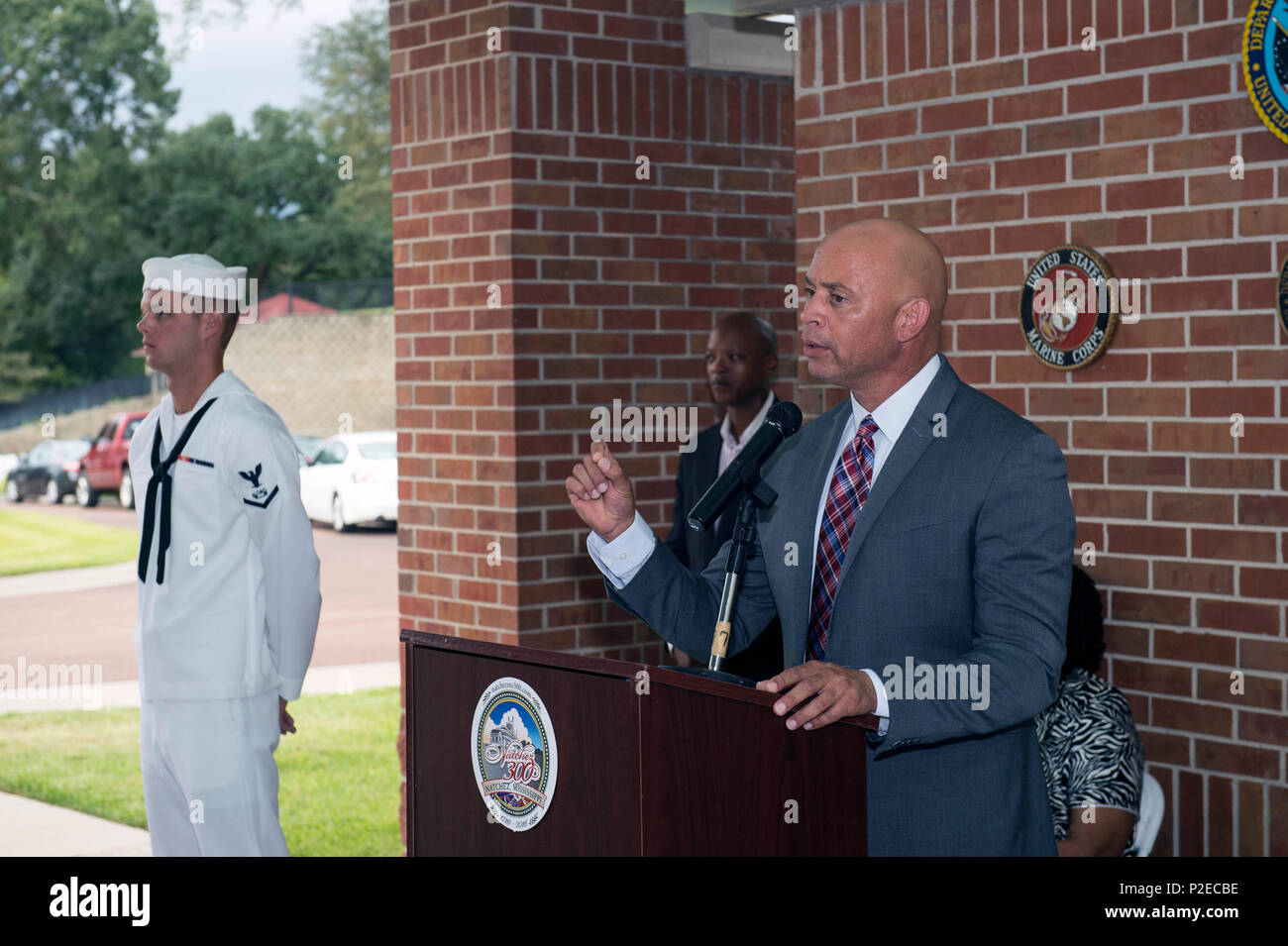 160911-N-AX638-029 NATCHEZ, Miss. (Sett. 11, 2016) Darryl V. Grennell, sindaco di Natchez, Mississippi, parla durante un 9/11 ricordo cerimonia al Natchez Cimitero nazionale come una parte del Navy settimana Natchez. Navy settimana Natchez, parte di Natchez 300, la città di un anno di celebrazione del suo trecentesimo anniversario, aiuterà a vetrina dell'America di servizio in mare e dare ai cittadini americani una maggiore comprensione degli STATI UNITI La marina e le sue funzionalità. (U.S. Foto di Marina di Massa lo specialista di comunicazione di terza classe Tyler Preston/rilasciato) Foto Stock