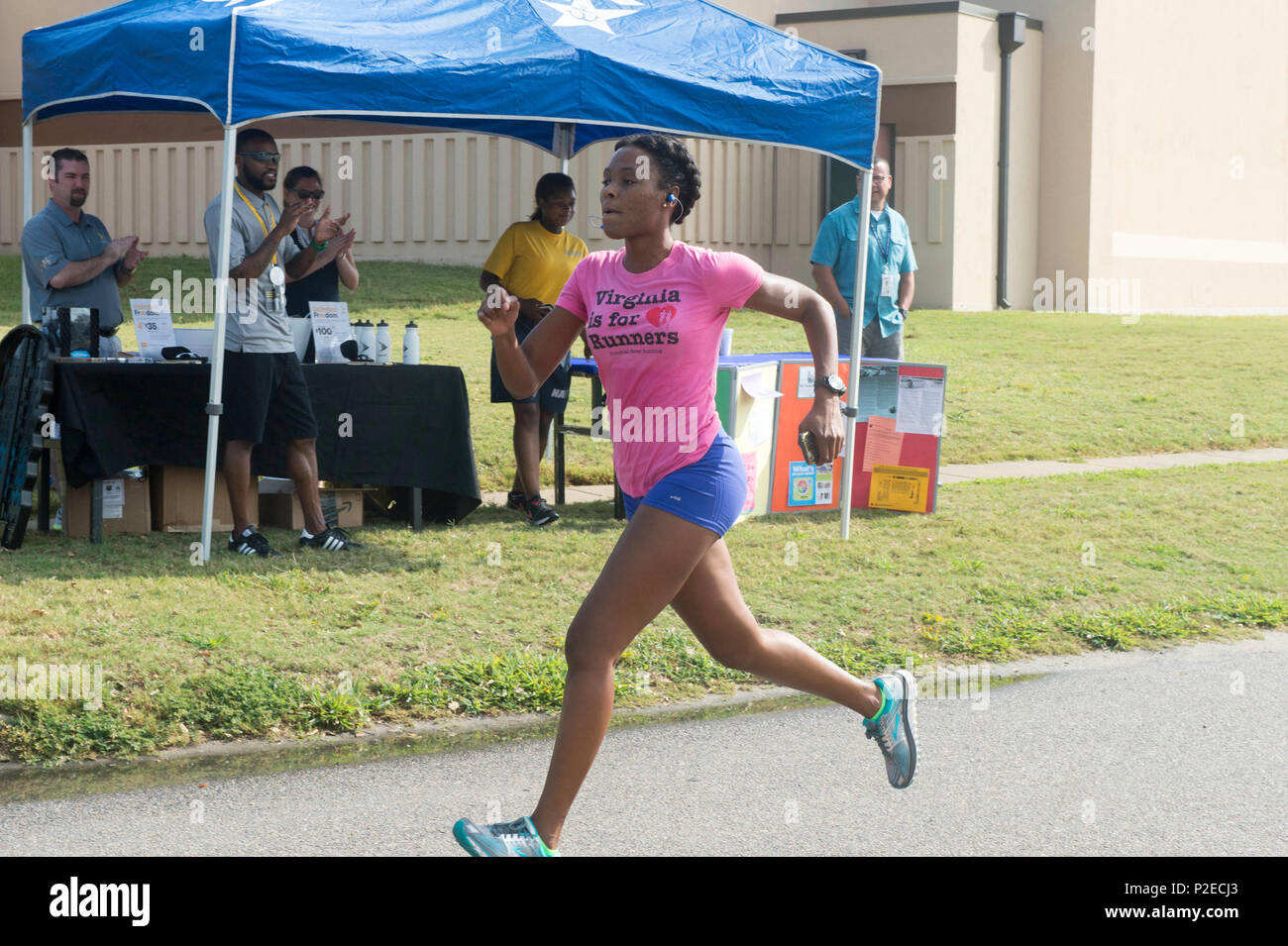 160908-N-NW048-042 Norfolk, Virginia (sett. 8, 2016) futuro Sailor Tracey Lee sprint l'ultimo tratto del Labor Day 5k a bordo Expeditionary Comune Base (JEB) Little Creek- Fort Story annualmente. Jeb Little Creek morale, il benessere e la ricreazione (MWR) ospita il 5k per Active Duty militari e dei loro familiari. (Brevetto statunitense n. S. Marina foto di MC3 Shanell Lawrence/rilasciato) Foto Stock