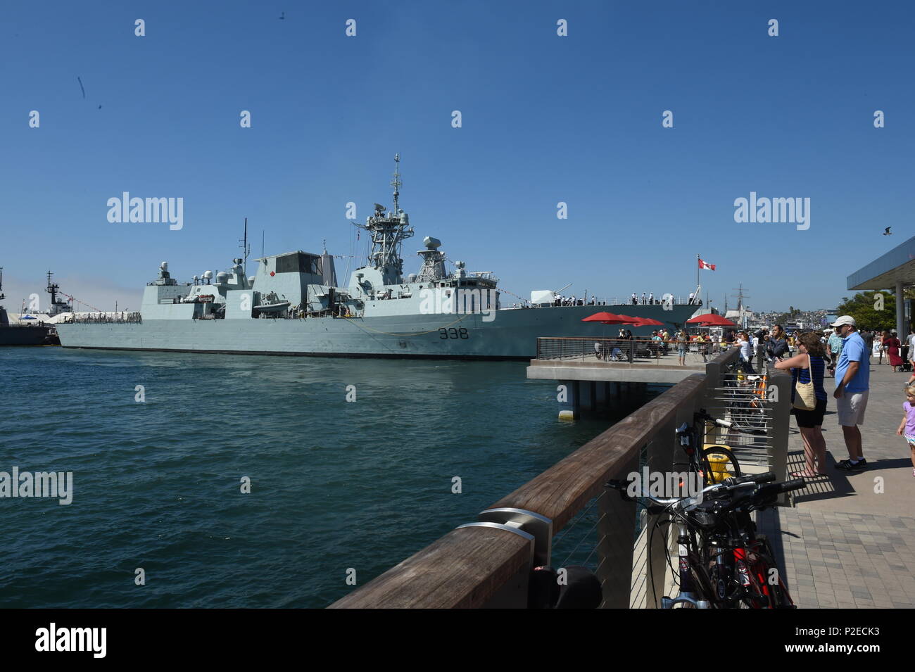 La fregata classe Halifax della Royal Canadian Navy HMCS Winnipeg (FFH 338) è pierside nel porto di San Diego e offre tour a bordo durante la San Diego Fleet Week. Il pubblico osserva le operazioni navali, incontra marinai, marinai e personale della Guardia Costiera e impara a conoscere la difesa marittima, le capacità navali e il ruolo dei servizi marittimi nel sostenere la difesa nazionale degli Stati Uniti e nel mantenere la libertà di navigazione nelle acque internazionali. L'evento promuove la sensibilizzazione pubblica e la comprensione delle forze navali alleate. Foto Stock