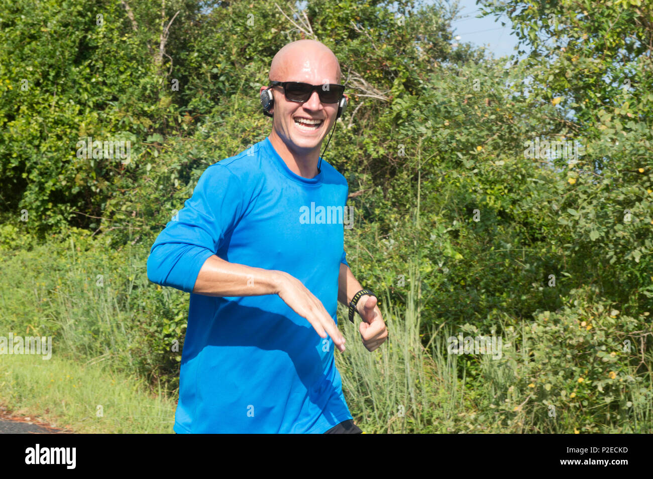 160908-N-NW048-015 Norfolk, Virginia (sett. 8, 2016) Ingegneria di aiuti di prima classe Nick Moore colpisce il segno di metà durante la Giornata del Lavoro 5k a bordo Expeditionary Comune Base (JEB) Piccola storia Creek-Fort annualmente. Jeb Little Creek morale, il benessere e la ricreazione (MWR) ospita il 5k per Active Duty militari e dei loro familiari. (Brevetto statunitense n. S. Marina foto di MC3 Shanell Lawrence/rilasciato) Foto Stock