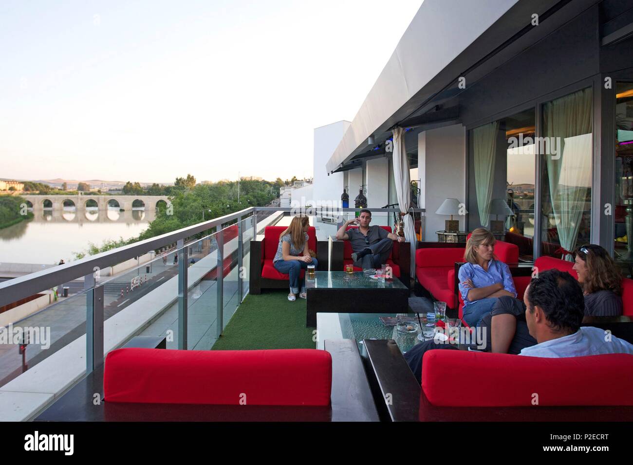 Spagna, Andalusia, Cordoba, terrazza di Sojo Café Ribera, sopra il Guadalquivir Foto Stock