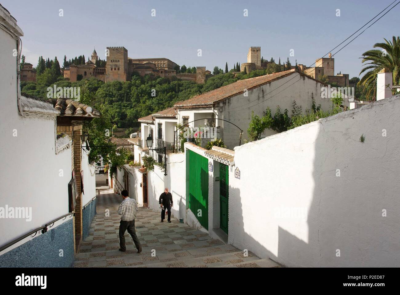 Spagna, Andalusia, Granada, vicolo in pendenza di Albaicin, il vecchio quartiere arabo, di fronte alla collina di Alhambra Foto Stock