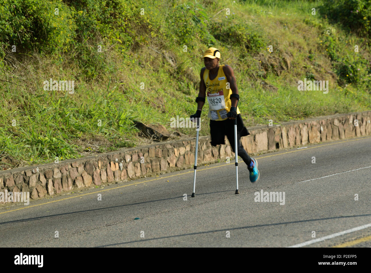 Durban, KwaZulu-Natal, Sud Africa, cancro osseo superstite, Xolani Luvuno, con una gamba, partecipando nel 2018 compagni ultra maratona, a 55km di 90km Foto Stock