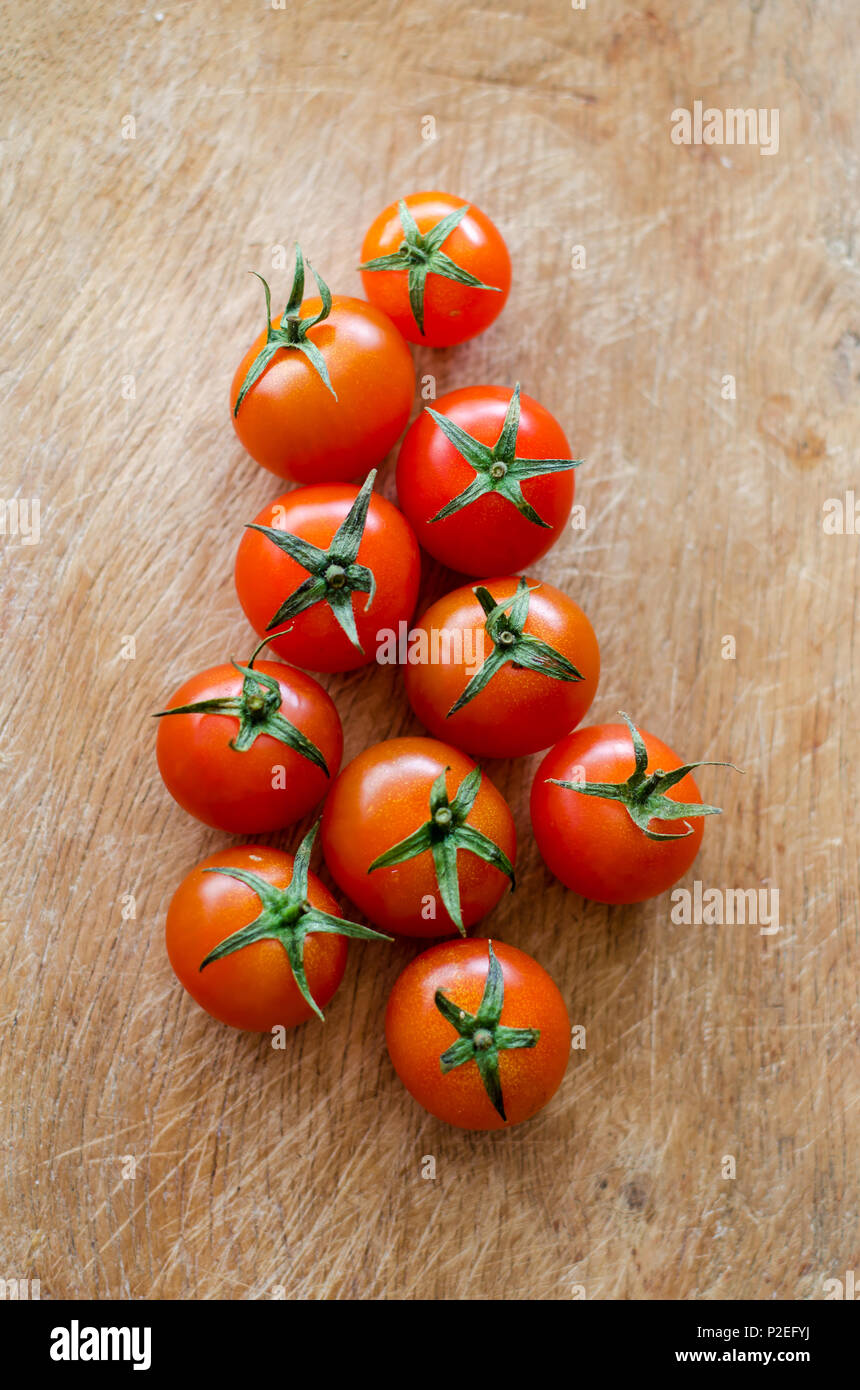 Pomodori in una tabella Foto Stock