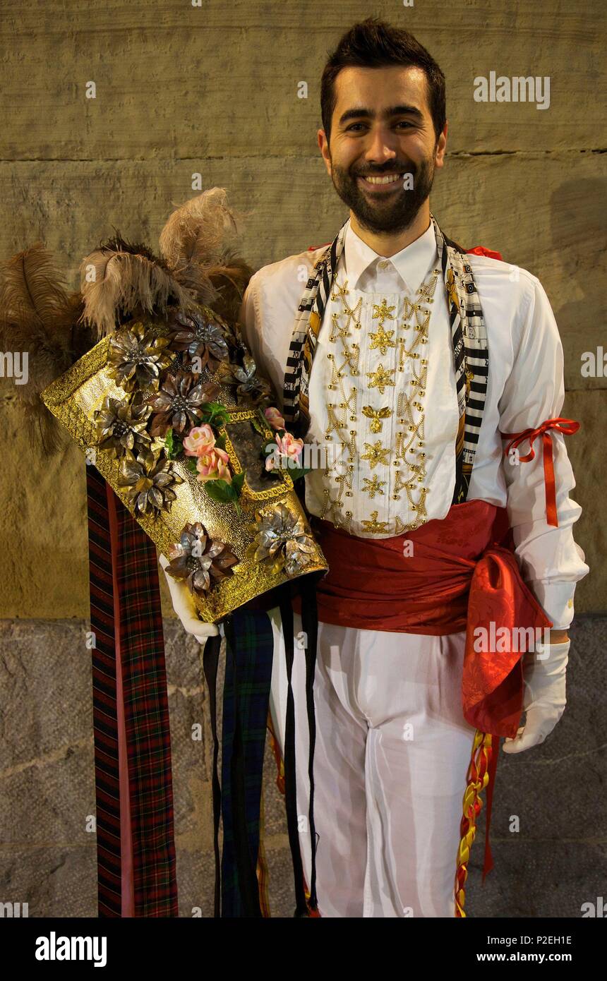 Spagna, Paesi Baschi, San Sebastian, giovane basco in abito tradizionale durante il carnevale Foto Stock