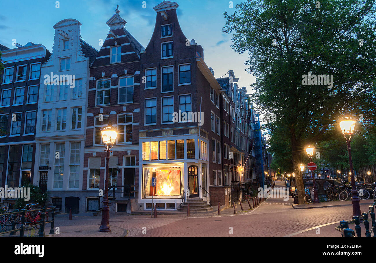 Tipiche vecchie case di Amsterdam in serata. Foto Stock