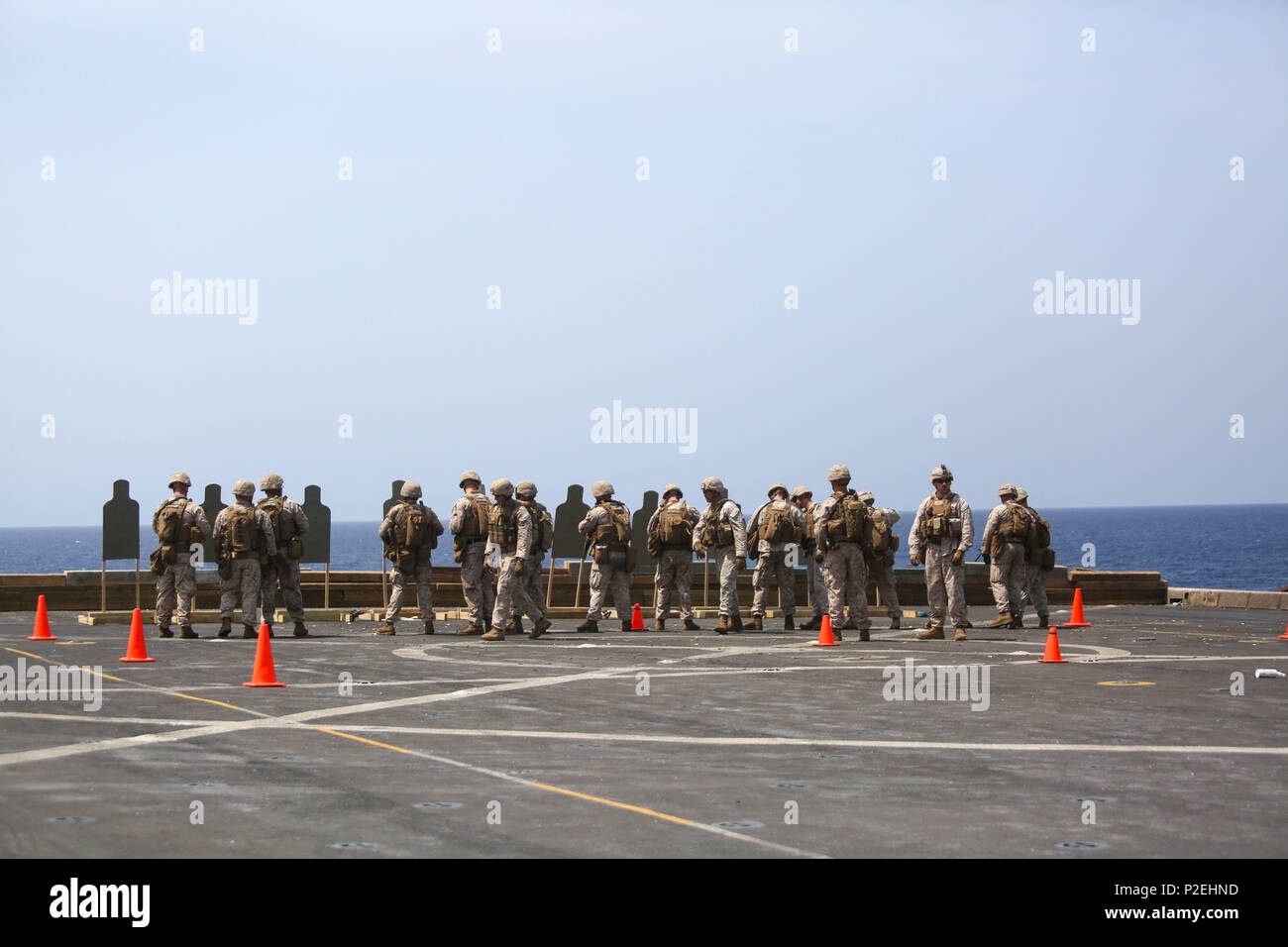 160904-M-KK554-007 Golfo di Aden (sett. 4, 2016) DEGLI STATI UNITI Marines dal battaglione Team di atterraggio, 1° Battaglione, 6° Reggimento Marini, 22 Marine Expeditionary Unit (MEU), completare un fire-e-ponte di manovra shoot sett. 4, 2016 a bordo del trasporto anfibio dock nave USS San Antonio (LPD 17). Xxii MEU, distribuito con la Vespa Anfibia Gruppo pronto, è il mantenimento della sicurezza regionale negli Stati Uniti Quinta Flotta area di operazioni. (U.S. Marine Corps foto di Sgt. Ryan giovani) Foto Stock