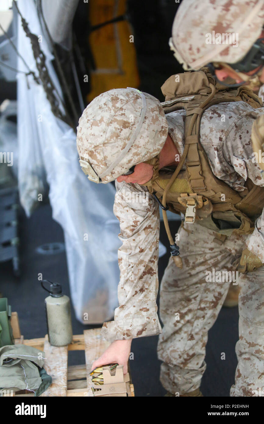 160904-M-KK554-010 Golfo di Aden (sett. 4, 2016) un U.S. Marina da Battaglione Team di atterraggio, 1° Battaglione, 6° Reggimento Marini, 22 Marine Expeditionary Unit (MEU), prende le munizioni per un incendio-e-ponte di manovra shoot sett. 4, 2016 a bordo del trasporto anfibio dock nave USS San Antonio (LPD 17). Xxii MEU, distribuito con la Vespa Anfibia Gruppo pronto, è il mantenimento della sicurezza regionale negli Stati Uniti Quinta Flotta area di operazioni. (U.S. Marine Corps foto di Sgt. Ryan giovani) Foto Stock