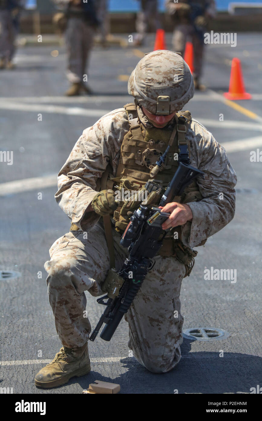 160904-M-KK554-024 Golfo di Aden (sett. 4, 2016) un U.S. Marina da Battaglione Team di atterraggio, 1° Battaglione, 6° Reggimento Marini, 22 Marine Expeditionary Unit (MEU) carichi di munizioni per un incendio-e-ponte di manovra shoot sett. 4, 2016 a bordo del trasporto anfibio dock nave USS San Antonio (LPD 17). Xxii MEU, distribuito con la Vespa Anfibia Gruppo pronto, è il mantenimento della sicurezza regionale negli Stati Uniti Quinta Flotta area di operazioni. (U.S. Marine Corps foto di Sgt. Ryan giovani) Foto Stock